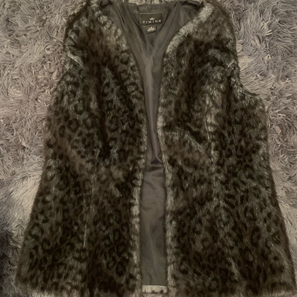 ❤️SOLD ❤️Black and Gray Leopard Faux Fur Vest